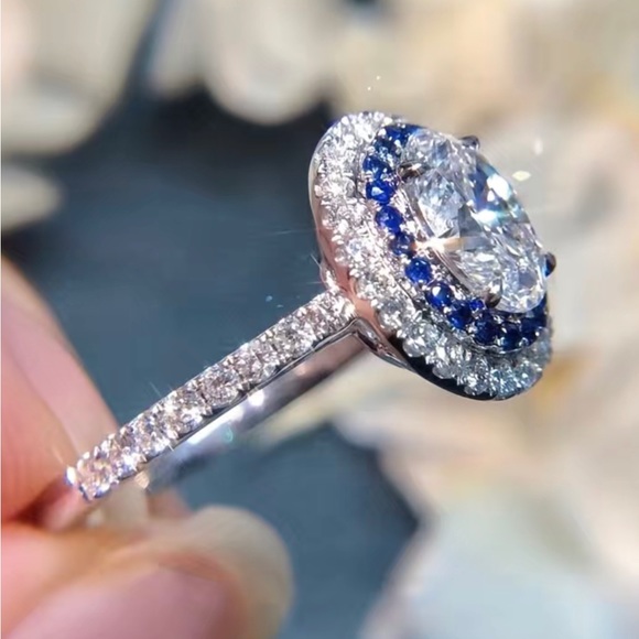 Beautiful CZ Stone Ring with Sapphire Blue Halo around Large Stone - Picture 4 of 4